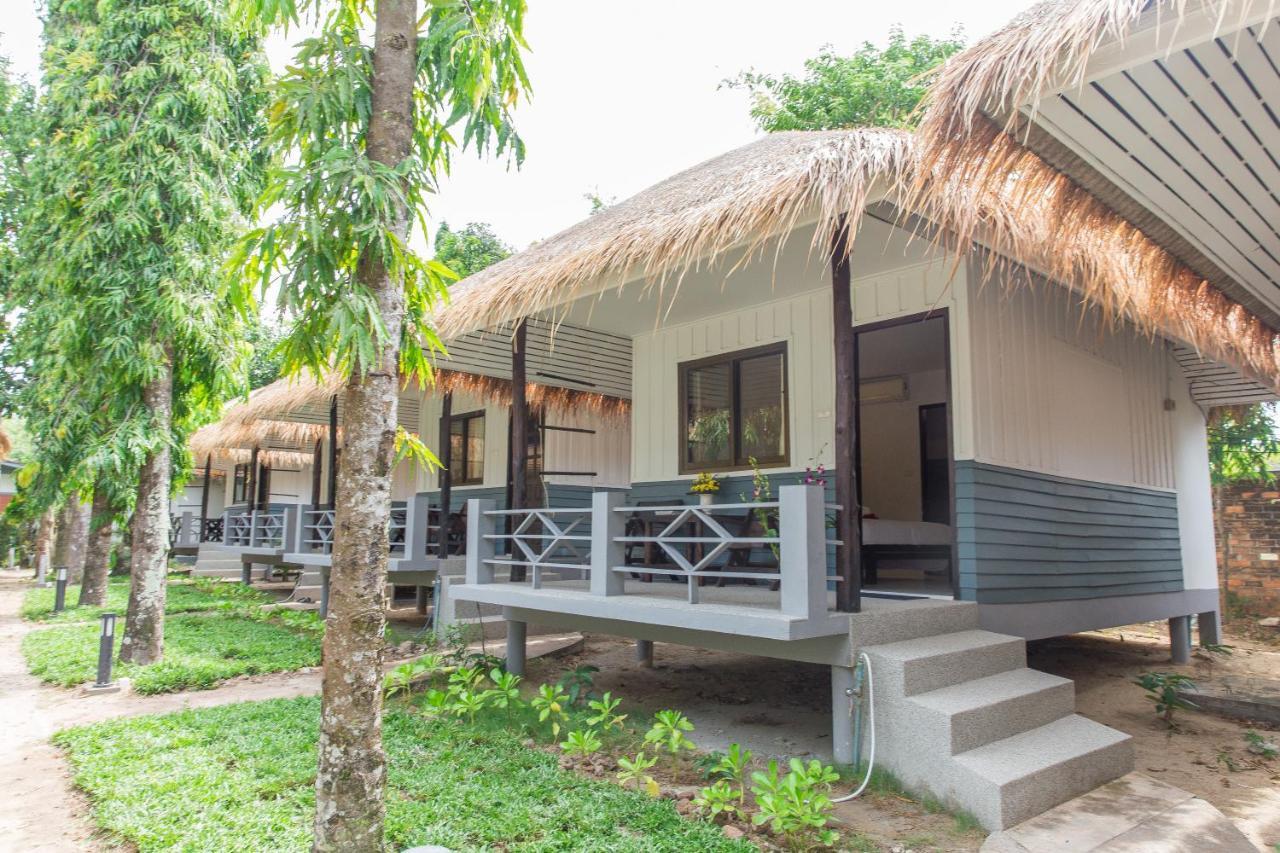 Adarin Beach Resort Mae Nam Exteriör bild